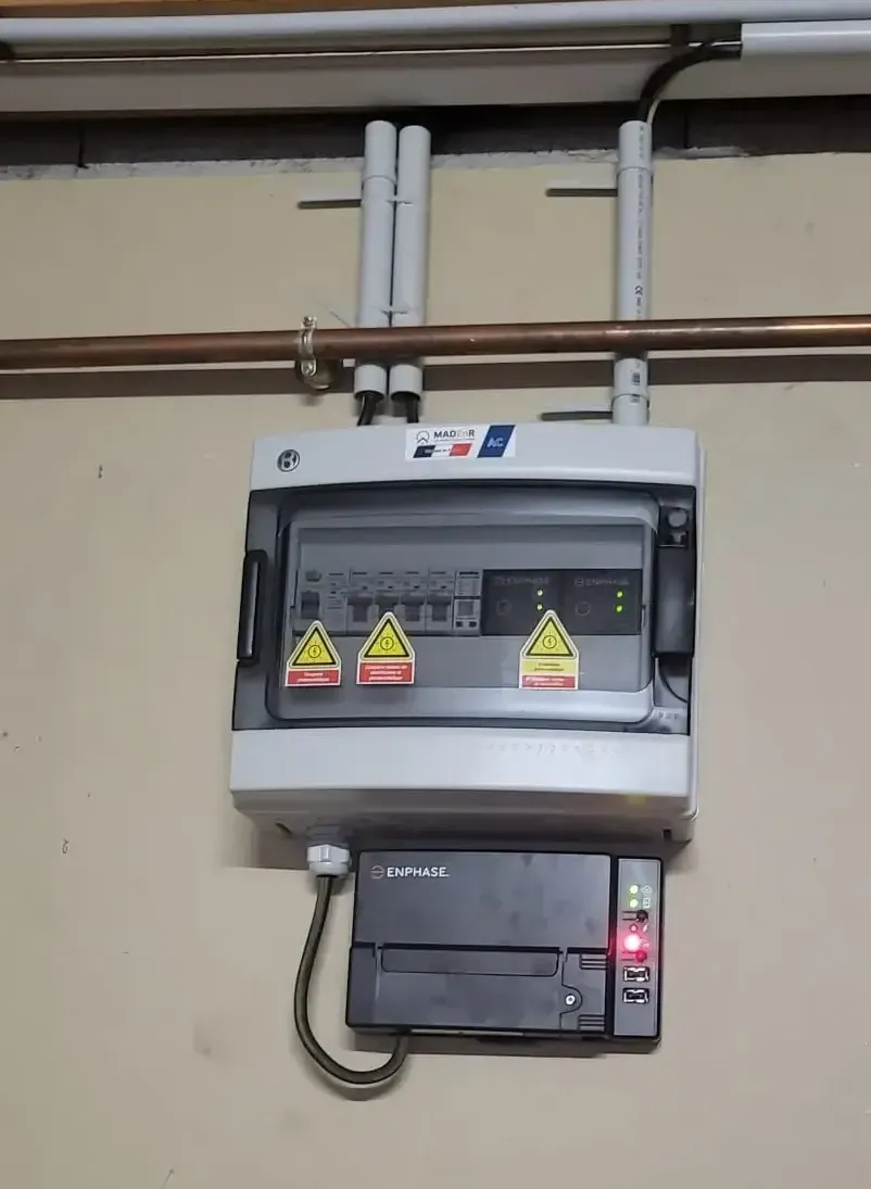 Tableau électrique photovoltaïque avec boîtier Enphase : sécurité et gestion intelligente de l’énergie solaire