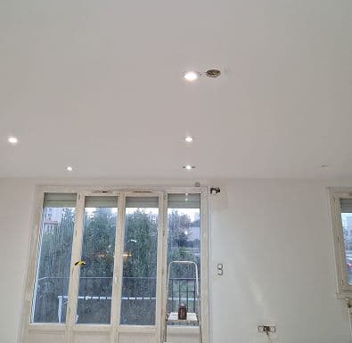 Installation de spots LED encastrés pour un éclairage moderne et efficace